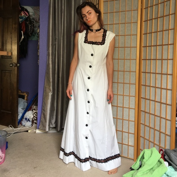 Spanish style long white dress - Picture 1 of 4